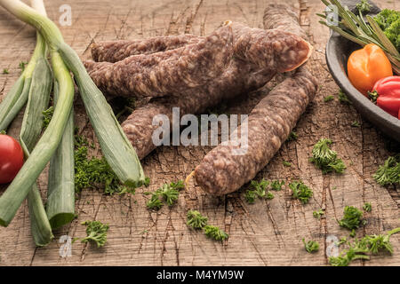 Foto dei prodotti, la macellazione, cibo, in Germania, in Renania Palatinato, 17 febbraio appena abbattuti e carne di maiale. Salsiccia secca giacciono su una piastra. Foto Stock