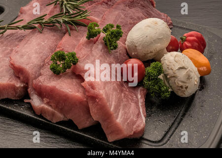 Foto dei prodotti, la macellazione, cibo, in Germania, in Renania Palatinato, 17 febbraio appena abbattuti e carne di maiale. Scaloppine sono giacenti su una piastra. Foto Stock