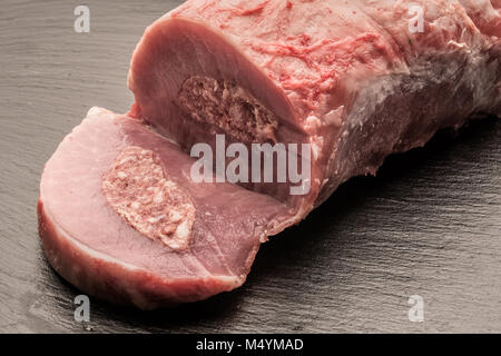 Foto dei prodotti, la macellazione, cibo, in Germania, in Renania Palatinato, febbraio 17. Appena abbattuti e carne di maiale. Una carne riempita con Mett giace su di una piastra. Foto Stock