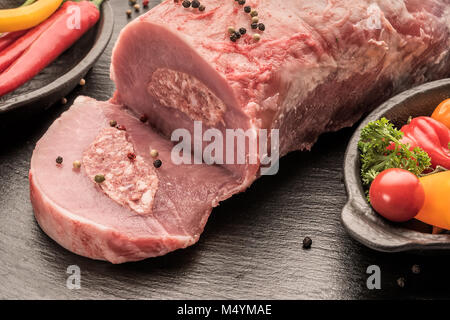 Foto dei prodotti, la macellazione, cibo, in Germania, in Renania Palatinato, febbraio 17. Appena abbattuti e carne di maiale. Una carne riempita con Mett giace su di una piastra. Foto Stock