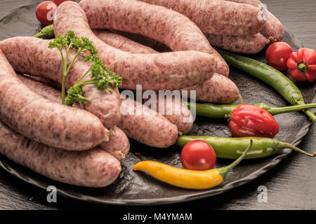 Foto dei prodotti, la macellazione, cibo, in Germania, in Renania Palatinato, 17 febbraio appena abbattuti e carne di maiale. Bratwursts sono giacenti su una piastra. Foto Stock