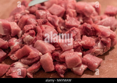 Foto dei prodotti, la macellazione, cibo, in Germania, in Renania Palatinato, febbraio 17. Appena abbattuti e carne di maiale. Un mucchio di marquee giace su di una piastra. Foto Stock