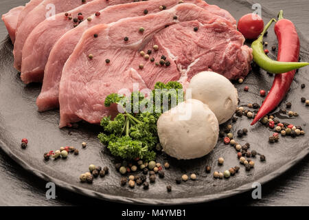 Foto dei prodotti, la macellazione, cibo, in Germania, in Renania Palatinato, 17 febbraio appena abbattuti e carne di maiale. Scaloppine sono giacenti su una piastra. Foto Stock