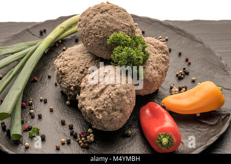 Foto dei prodotti, la macellazione, cibo, in Germania, in Renania Palatinato, 17 febbraio appena abbattuti e carne di maiale. Gnocchi di fegato sono su una piastra. Foto Stock