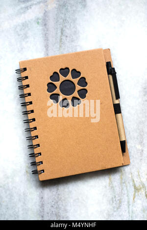 Notebook giacciono su un sfondo marmo, dal di sopra Foto Stock