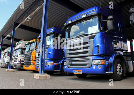 LIETO, Finlandia - 3 agosto: Scania camion in un posto auto coperto nel Lieto, Finlandia il 3 agosto 2013. Rapporti di Scania che due camion Scania, azionato da Qinfeng Foto Stock