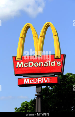 SALO, Finlandia - 2 giugno 2013: un Logo di McDonalds in un ristorante a Salo, Finlandia il 2 giugno 2013. McDonalds ha annunciato il 73 prima mai Ray Kroc awa Foto Stock