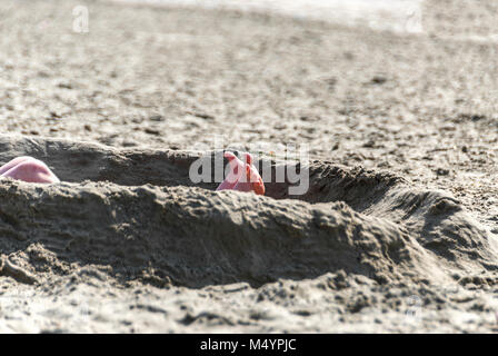 Piedi spuntavano della sabbia in spiaggia Foto Stock