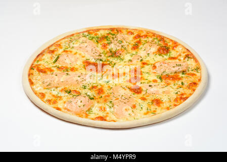 Pizza con salmone affumicato, verdi e mozzarella su sfondo bianco Foto Stock