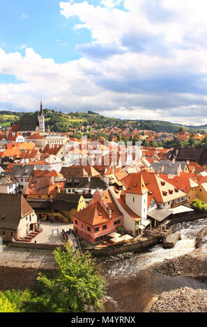 Vista aerea di San Vito chiesa e la vecchia città di Cesky Krumlov, Repubblica Ceca, Europa Foto Stock
