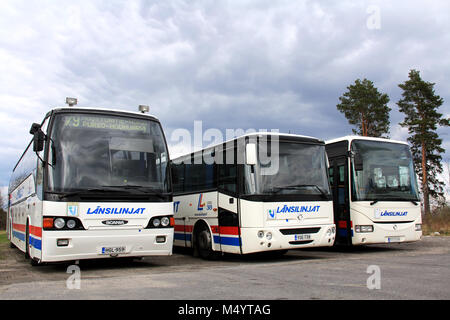 HAIJAA, Finlandia - 12 Maggio: tre autobus su un parcheggio in Haijaa, Finlandia il 12 maggio 2013. Finlandese autobus e pullman sistema di traffico si trova di fronte a sfide a causa Foto Stock