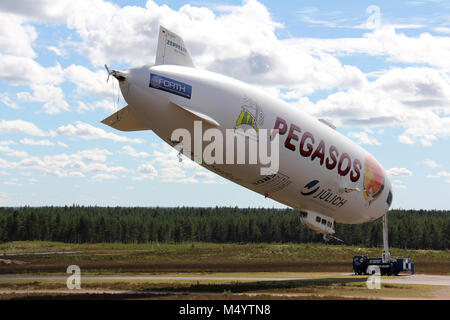 JAMIJARVI, Finlandia - 15 giugno 2013: Pegasos Zeppelin NT dirigibile attaccato al montante in Jamijarvi, Finlandia il 15 giugno 2013 dopo aver completato la ca. 30 ri Foto Stock