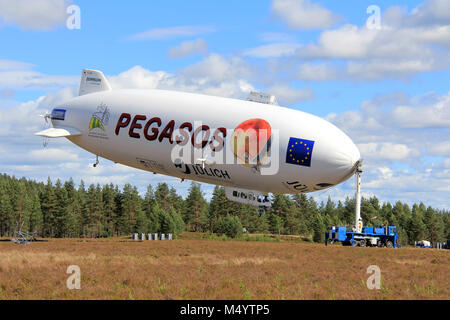 JAMIJARVI, Finlandia - 15 giugno 2013: Pegasos Zeppelin NT dirigibile in Jamijarvi, Finlandia il 15 giugno 2013 dopo aver completato la ca. 30 ricerca voli come Foto Stock
