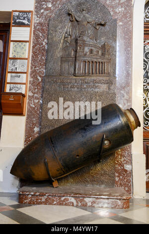 Bombe inesplose dalla Seconda Guerra Mondiale sulla chiesa dell Assunzione della Beata Vergine Maria a Mosta, Malta Foto Stock
