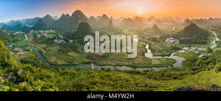 Tramonto sul Cuiping Wuzhi Hill in Guilin, Cina Foto Stock