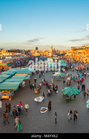 Affollato mercato sulla piazza Jamaa El-Fná square al crepuscolo, Marrakech, Marrakesh-Safi, Marocco Foto Stock