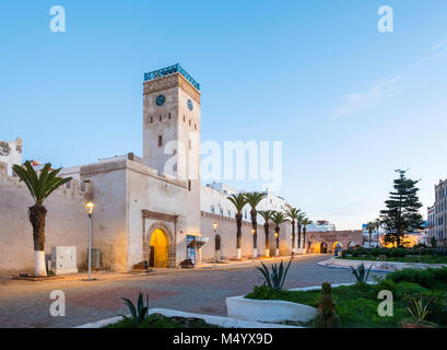 L'Horloge d'Essaouira clock tower e gli edifici nella medina di Essaouira, Marrakesh-Safi, Marocco Foto Stock