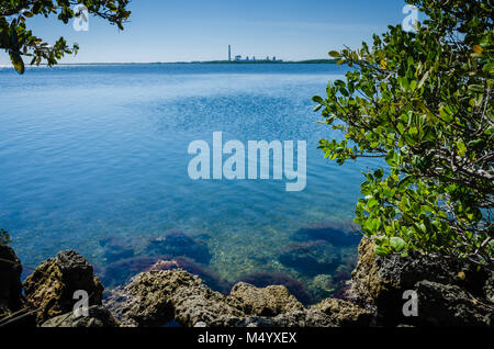 Vista del punto di Turchia Power Station dal litorale al Parco nazionale Biscayne nel nord della Florida Keys. I delfini, le tartarughe marine e i pellicani che vivono in Foto Stock