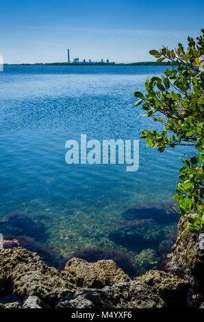 Vista del punto di Turchia Power Station dal litorale al Parco nazionale Biscayne nel nord della Florida Keys. I delfini, le tartarughe marine e i pellicani che vivono in Foto Stock