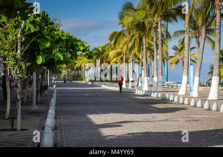 Passaggio pedonale sul Malecón, un 12-blocco, miglio-lungo il percorso a piedi in Puerto Vallarta, Jalisco, Messico. Foto Stock