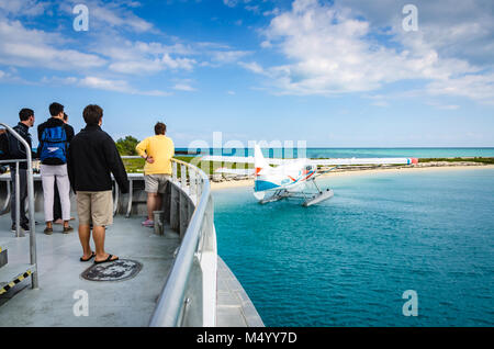 Il traghetto e idrovolante sono le due principali forme di trasporto pubblico dal continente USA al Parco Nazionale di Dry Tortugas in Florida keys. Foto Stock