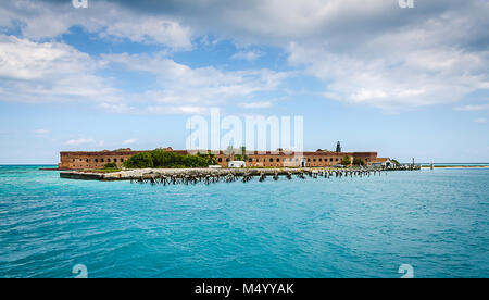 Vista di Fort Jefferson come si vede quando si arriva al Parco Nazionale di Dry Tortugas con il traghetto. Fort Jefferson è un massiccio ma incompiuto fortezza costiera. Ho Foto Stock