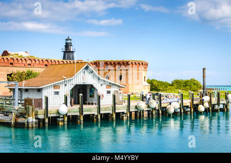 Dock e la sede del parco di Fort Jefferson nel Parco Nazionale di Dry Tortugas in Florida keys. Foto Stock