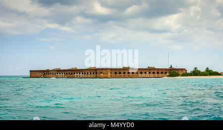 Vista di Fort Jefferson come si vede quando si arriva al Parco Nazionale di Dry Tortugas con il traghetto. Fort Jefferson è un massiccio ma incompiuto fortezza costiera. Ho Foto Stock