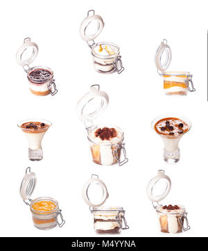 Raccolta di deliziosi dessert isolati su sfondo bianco,raccolta parfait di dolci o spuntini in bicchieri e vasi. Parfait americano con muesl Foto Stock