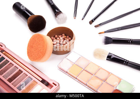 Raccolta di vari costituiscono accessori. Spazzola per il trucco e prodotti cosmetici. Una collezione di cosmetici prodotti di bellezza disposte intorno a una rosa make up. Foto Stock