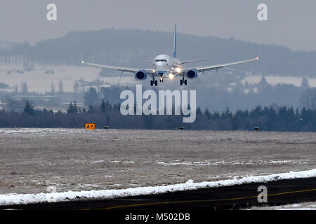 Karlovy Vary, Repubblica Ceca. Xvii Feb, 2018. Il primo volo di russo Pobeda azienda da Mosca a Karlovy Vary arriva a Karlovy Vary Repubblica Ceca, il 17 febbraio 2018. Credito: Slavomir Kubes/CTK foto/Alamy Live News Foto Stock