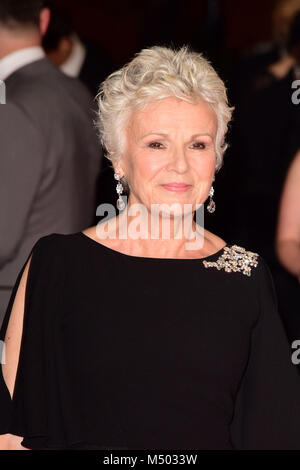 Julie Walters frequentando l'EE British Academy Film Awards, alla Royal Albert Hall di Londra domenica 18 febbraio. Foto Stock