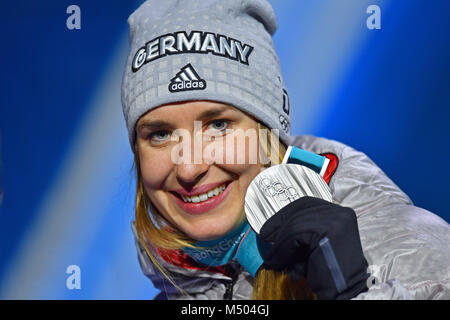 Jacqueline LOELLING, oziare, (GER) con Silbermedaille. Medaille, 2. Platz, Silber, Silbermedaille, Silbermedaillengewinnerin, giubilo, jubelt, Freude, Begeisterung, emozione jubeln, saluti lo scheletro di donna, Frauen. Siegerehrung, vittoria cerimonia, PyeongChang Olympic medals plaza am 18.02.2018. Olympische Winterspiele 2018 vom 09.02. - 25.02.2018 in PyeongChang/ Suedkorea. |L'utilizzo in tutto il mondo Foto Stock