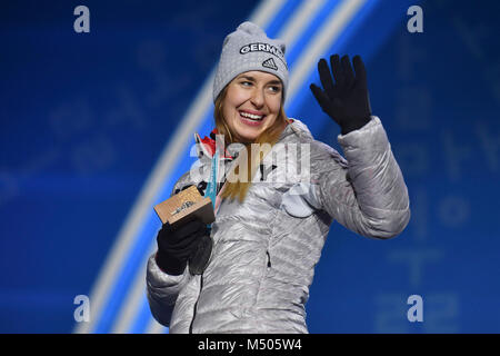 Jacqueline LOELLING, oziare, (GER) con Silbermedaille. Medaille, 2. Platz, Silber, Silbermedaille, Silbermedaillengewinnerin, giubilo, jubelt, Freude, Begeisterung, emozione jubeln, saluti lo scheletro di donna, Frauen. Siegerehrung, vittoria cerimonia, PyeongChang Olympic medals plaza am 18.02.2018. Olympische Winterspiele 2018 vom 09.02. - 25.02.2018 in PyeongChang/ Suedkorea. |in tutto il mondo di utilizzo/Alamy Live News Foto Stock