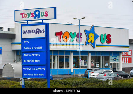 Poole, Dorset, Regno Unito. Il 19 febbraio 2018. Vista di Toys R Us store in Poole, Dorset. L'americano del rivenditore in braccio britannico è scampato alla crollo in dicembre a causa di ingenti debiti e un affitto ingestibile bill. Ora nuovamente minacciata in quanto potrebbe collassare a causa di un grande disegno di legge fiscale che devono pagare alla fine del mese. Credito Foto: Graham Hunt/Alamy Live News. Foto Stock