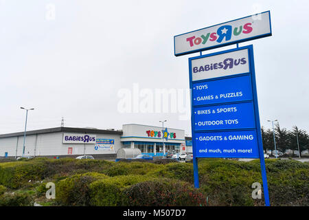 Poole, Dorset, Regno Unito. Il 19 febbraio 2018. Vista di Toys R Us store in Poole, Dorset. L'americano del rivenditore in braccio britannico è scampato alla crollo in dicembre a causa di ingenti debiti e un affitto ingestibile bill. Ora nuovamente minacciata in quanto potrebbe collassare a causa di un grande disegno di legge fiscale che devono pagare alla fine del mese. Credito Foto: Graham Hunt/Alamy Live News. Foto Stock