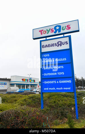 Poole, Dorset, Regno Unito. Il 19 febbraio 2018. Vista di Toys R Us store in Poole, Dorset. L'americano del rivenditore in braccio britannico è scampato alla crollo in dicembre a causa di ingenti debiti e un affitto ingestibile bill. Ora nuovamente minacciata in quanto potrebbe collassare a causa di un grande disegno di legge fiscale che devono pagare alla fine del mese. Credito Foto: Graham Hunt/Alamy Live News. Foto Stock