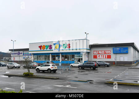 Poole, Dorset, Regno Unito. Il 19 febbraio 2018. Vista di Toys R Us store in Poole, Dorset. L'americano del rivenditore in braccio britannico è scampato alla crollo in dicembre a causa di ingenti debiti e un affitto ingestibile bill. Ora nuovamente minacciata in quanto potrebbe collassare a causa di un grande disegno di legge fiscale che devono pagare alla fine del mese. Credito Foto: Graham Hunt/Alamy Live News. Foto Stock