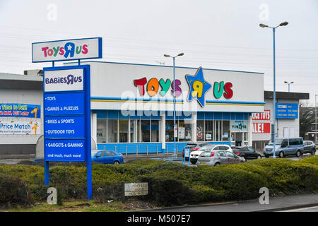 Poole, Dorset, Regno Unito. Il 19 febbraio 2018. Vista di Toys R Us store in Poole, Dorset. L'americano del rivenditore in braccio britannico è scampato alla crollo in dicembre a causa di ingenti debiti e un affitto ingestibile bill. Ora nuovamente minacciata in quanto potrebbe collassare a causa di un grande disegno di legge fiscale che devono pagare alla fine del mese. Credito Foto: Graham Hunt/Alamy Live News. Foto Stock