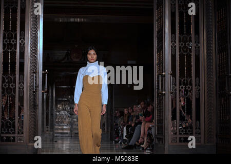 Un modello di vetrine design by Soe Jakarta durante la London Fashion Week/Fashion Scout AW18, 19 febbraio 2018. Londra, Inghilterra. Foto Stock