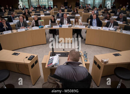 19 febbraio 2018, Germania, Stuttgart: Tino Brandt, testimonianza nella NSU commissione di inchiesta, decollare la sua giacca in sala plenaria del Parlamento statale del Baden-Wuerttemberg. Il Parlamento europeo vuole interrogarlo per quanto riguarda il suo collegamento alla estrema destra cella di terrore nazionale socialista Metropolitana (NSU). Foto: dpa Foto Stock