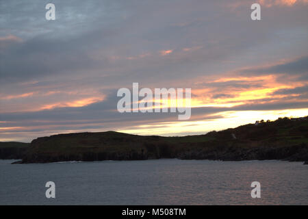 Sandy Cove, Castletownshend, West Cork,19 February, 2018. Irish weather: After a dismal grey day of drizzle the sun shone at sunset over Sandy Cove. Part of the Wild Atlantic Way in West Cork Ireland. Credit: aphperspective/Alamy Live News Foto Stock