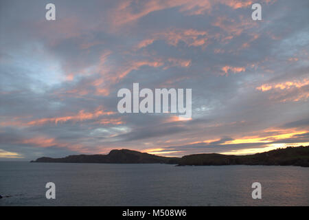 Sandy Cove, Castletownshend, West Cork,19 February, 2018. Irish weather: After a dismal grey day of drizzle the sun shone at sunset over Sandy Cove. Part of the Wild Atlantic Way in West Cork Ireland. Credit: aphperspective/Alamy Live News Foto Stock