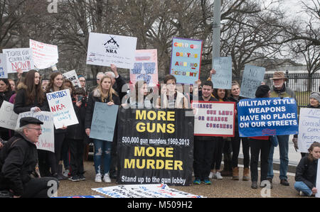 Washington, DC, Stati Uniti d'America. Il 19 febbraio, 2018. I dimostranti davanti alla Casa Bianca di protesta del governo lunga inazione sul controllo della pistola, seguente tiro letale in una Florida del sud di alta scuola da parte di un ex studente, 19-enne Nikolas Cruz, che aveva legalmente acquistato un AR-15 fucile da assalto, che ha usato per uccidere 17 studenti ferita e numerosi altri. Bob Korn/Alamy Live News Foto Stock