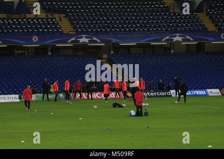 A Chelsea, Londra, Regno Unito 19 Febbraio 2018 FC Barcelona formazione dei giocatori in campo a Stamford Bridge prima di domani notte di Champions League lo scorso 16 knockout prima gamba corrispondono. Credito: Motofoto/Alamy Live News Foto Stock