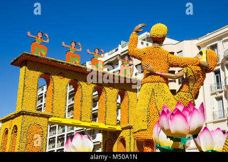 MENTON, Francia - 18 febbraio 2018: arte fatta di limoni e di arance nella famosa Sagra del limone (Fete du Citron) a Menton, Francia. Il famoso giardino di frutta riceve 230.000 visitatori all'anno. Credito: Giancarlo Liguori/Alamy Live News Foto Stock