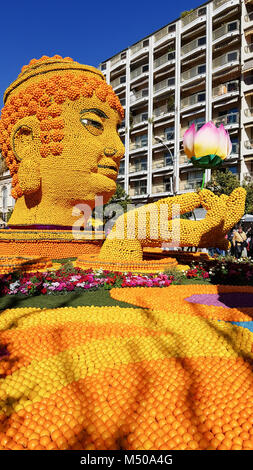 MENTON, Francia - 18 febbraio 2018: arte fatta di limoni e di arance nella famosa Sagra del limone (Fete du Citron) a Menton, Francia. Il famoso giardino di frutta riceve 230.000 visitatori all'anno. Credito: Giancarlo Liguori/Alamy Live News Foto Stock