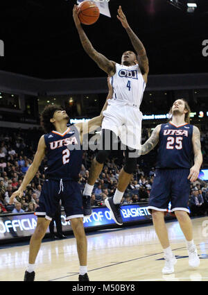 Febbraio 15, 2018 - Old Dominion monarchi guard Ahmad speleologo (4) germogli attraverso Texas-San Antonio Roadrunners guard Jhivvan Jackson (2) e Texas-San Antonio Roadrunners avanti Nick Allen (25) durante la UTSA Roadrunners vs Old Dominion monarchi gioco al Ted Centro costante in Norfolk, Virginia Old Dominion UTSA beat 100-62. Jen Hadsell/CSM Foto Stock