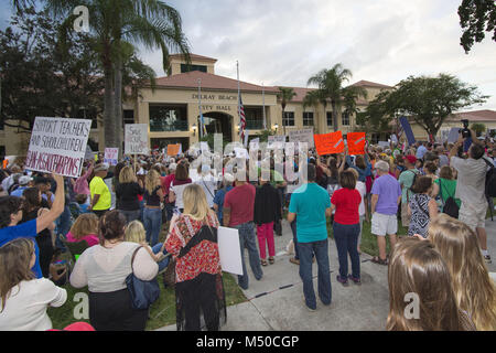 Delray Beach, Florida, Stati Uniti d'America. Il 19 febbraio, 2018. Centinaia si sono riuniti per protestare contro la vendita di fucili di assalto nella scia del parco di scatto a City Hall di Delray Beach, FL Persone: atmosfera Credito: tempeste Media Group/Alamy Live News Foto Stock