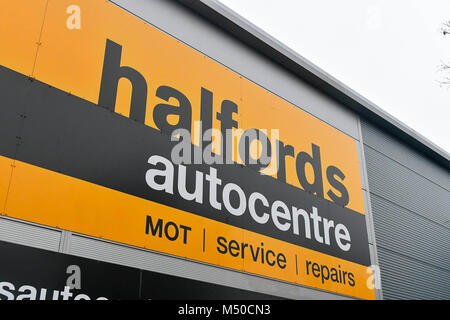 Poole, Dorset, Regno Unito. Il 19 febbraio 2018. Halfords autosalone, Poole nel Dorset. Credito Foto: Graham Hunt/Alamy Live News. Foto Stock